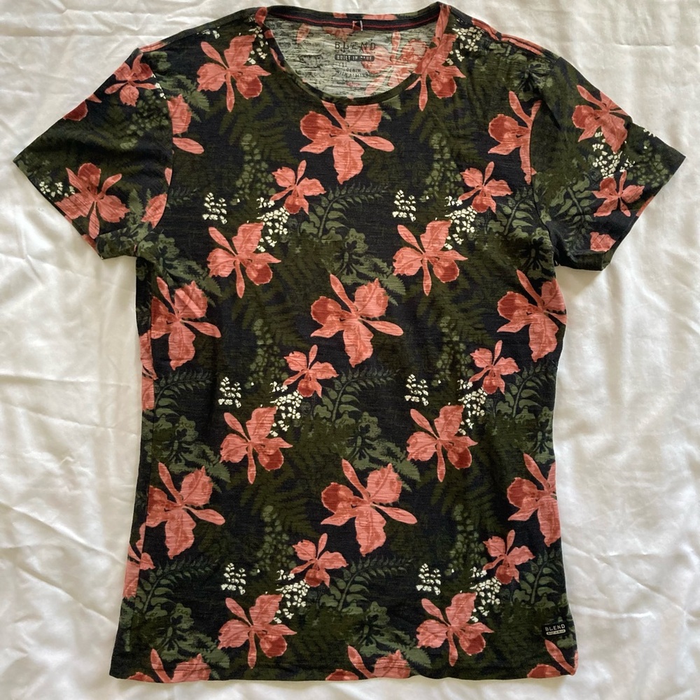 Beautiful light floral shirt for the summer. Size medium.